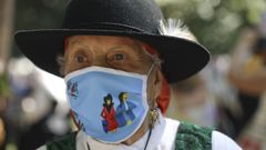 La mascarilla se incorpora al traje gallego