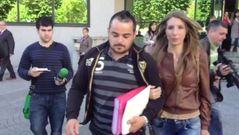 Salida del juzgado de Anthea Dorribo y su padre