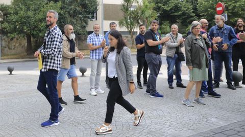 Arroxo, acompaado de su abogada, Elena Fernndez, y escoltado por una decena de miembros del BNG, entrando en los juzgados de Lugo este jueves. 