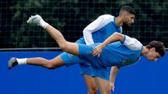 Zakaria Eddahchouri y Samuele Mulattieri durante un entrenamiento con el Deportivo