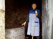 Mercedes, en el molino de Luis, de su familia, en el que dejaron �nicamente la base de piedra.
