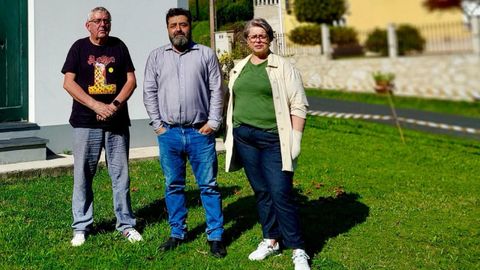 El presidente (izquierda) y otros dos integrantes de la directiva de la asociación vecinal