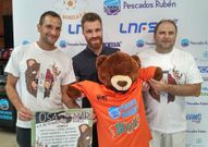 Manuel Blanco (derecha) junto a dos miembros de Fanto Fantini.