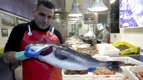 El propietario de Seixo Branco con la pieza