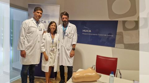 De izquierda a derecha, Jos� Antonio Fidalgo, del Servicio de Medicina F�sica y Rehabilitaci�n, Josina Villanueva, directora del HUCA, y David Alonso, facultativo del Servicio de Traumatolog�a.