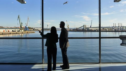 La alcaldesa, Ins Rey, y el presidente de la lonja, Juan Carlos Corrs, en el edificio del Muro donde ayer firmaron un convenio para crear un sello distintivo del pescado y el marisco descargados en A Corua