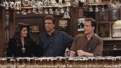 Kirstie Alley, Ted Danson y Woody Harrelson, en el bar de Cheers