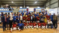 <span lang= gl >A selecci�n caboverdiana celebra a s�a vitoria ante Senegal en Tarrafal con H�lder (dorsal 5), Domingos (18) e Renatinho (22).</span>