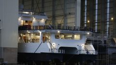 La popa del catamarn, este mircoles al anochecer, en Astilleros Armn Burela, donde prcticamente lo tienen listo para la botadura, prevista para este jueves