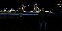Jacobo Valle posa en una imagen nocturna ante el iluminado Tower Bridge sobre el r�o T�mesis.