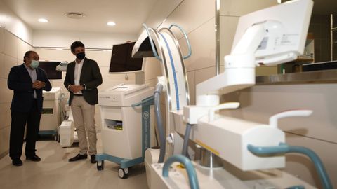 Foto de archivo del gerente del área sanitaria y del delegado territorial de la Xunta supervisando la llegada de nuevos equipos al hospital mariñano