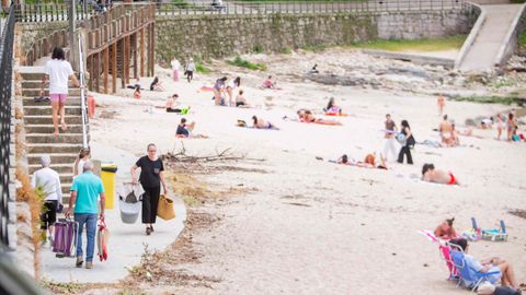 Buen tiempo en la playa de Portocelo, en Mar�n.