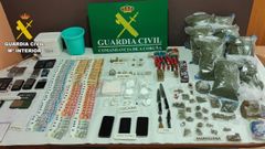 Imagen de sustancias y efectos decomisados por la Guardia Civil de Boiro en una operacin antidroga.