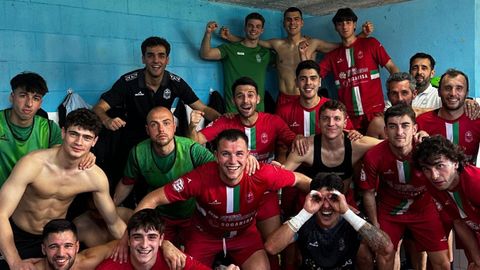 Alegr&iacute;a en el vestuario del Somozas. 