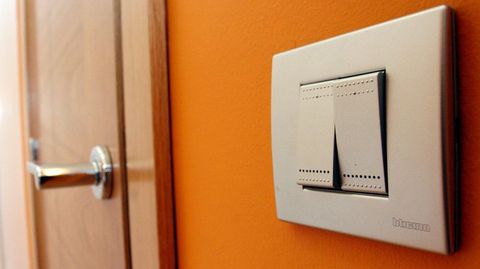 Encender la luz sale más caro este 2024 que a finales del año pasado; en la foto, de archivo, un interruptor en una vivienda