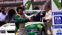 Castrill�n festejando su tercer puesto en el Rali de Mar�a Pita en el 2001. 