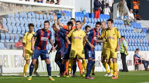 Los jugadores del Huesca defienden un c�rner frente al Reus