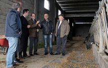 Representantes de Uni�ns y Novagalicia Banco firmaron el acuerdo y visitaron explotaciones en Lal�n.