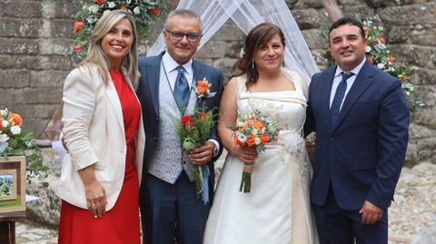 Los novios, flanqueados en el castillo por la alcaldesa de Vimianzo y el regidor de Laxe 