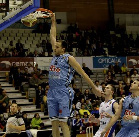 Leonavicius la hunde en el aro del Clavijo en un lance de la primera mitad del choque.