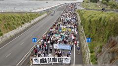 La marcha anual de la APDR para reclamar la salida de Ence de la ra de Pontevedra en julio del ao pasado