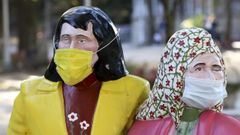 El uso de mascarillas y otras medidas de seguridad permitieron doblegar la curva de la pandemia a finales de julio, pero en agosto los contagios volvieron a aumentar. Las esculturas de las Maras en Santiago amanecan con los protectores puestos