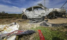 Junto al veh�culo aparecieron guantes de lana y una tabla de surf aparentemente robada. 