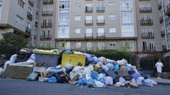 Primer da de huelga indefinida de la basura en A Corua. Eirs, calle Lzaro Crdenas