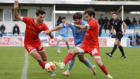 El viveirista Lansade lucha por el baln con Sanmartn y Aldn