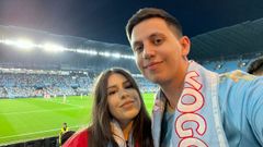 Vila, en Bala�dos, con su novia, que le acompa�a en este viaje.