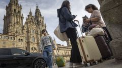 Un grupo de turistas en la plaza del Obradoiro de Santiago.
