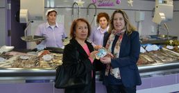 La concejala Marta V�zquez le entreg� el premio a Luisa P�rez.