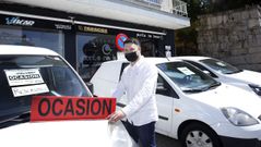 Con 31 a�os, Jos� Antonio Dosil est� al frente de dos negocios. Cogi� el estanco de Tarago�a en el que estaba como empleado y acaba de poner en marcha Ikar Multimarca, dedicado a la venta de coches de ocasi�n que dice �ten un mercado que non agardaba�.