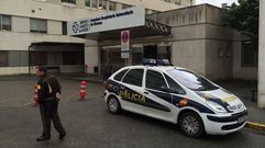 Una patrulla de polic�a, ante la puerta del hospital de Ourense