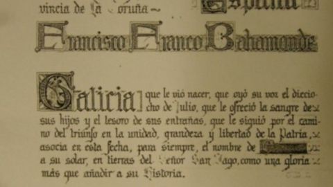Imagen de parte del pergamino que representaba la donaci&oacute;n del pazo de Meir&aacute;s a Franco en un acto celebrado en diciembre de 1938.