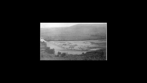 Foto antigua de una vista del río Miño desde Sampaio, antes de la construcción del embalse de Castrelo de Miño.
