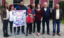A ambos lados de la foto, los miembros salientes de la comisi�n: Nellys Polo y Guillermo Fern�ndez. 