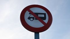 Se�al de prohibici�n de autocaravanas en O Grove.