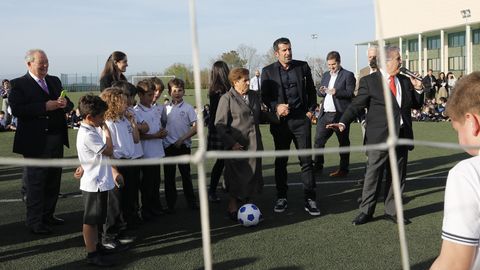 Luis Figo visito el colegio Miraflores