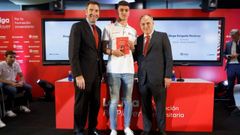 Diego Delgado, en el centro, con Felipe Mart�n y Javier Tebas