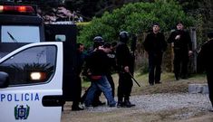 Al autor confeso del triple crimen es conducido por la polic�a.
