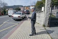�Un par de veces�, los coches han chocado contra la casa de Juan Salguero. 