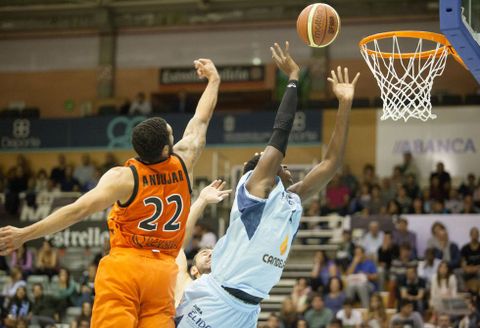 Mamadou Samb lanza a canasta en un lance del partido contra el Lleida en el Pazo. 