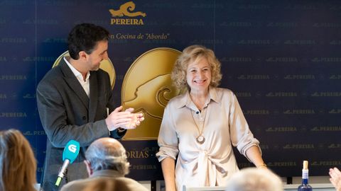 Ruy Andrade con Carmen Campos, responsable de RRHH de Pereira Productos del Mar y una de las protagonistas del recetario Cocina de Abordo de este a�o