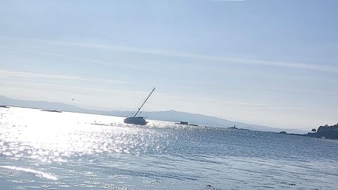 El velero qued� encallado en una lengua de arena que se form� en el medio del mar en la playa de Os Areos