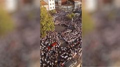Imaxe area do Paseo da Ribeira de Rianxo ateigado de xente no Feirn Marieiro.