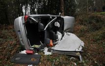 Los bomberos de Arteixo tuvieron que cortar el techo del coche para sacar a la conductora. 