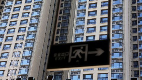 Cartel de �salida de emergencia� en un edificio residencial de Evergrande