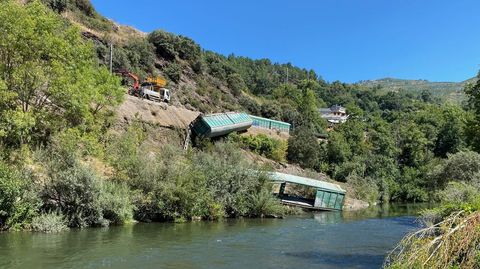 Uno de los vagones acab� en el cauce del r�o Sil y el otro en la ladera
