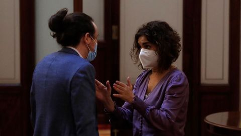 La ministra de Hacienda, Mar�a Jes�s Montero, conversa con el vicepresidente segundo, Pablo Iglesias, en los pasillos del Congreso